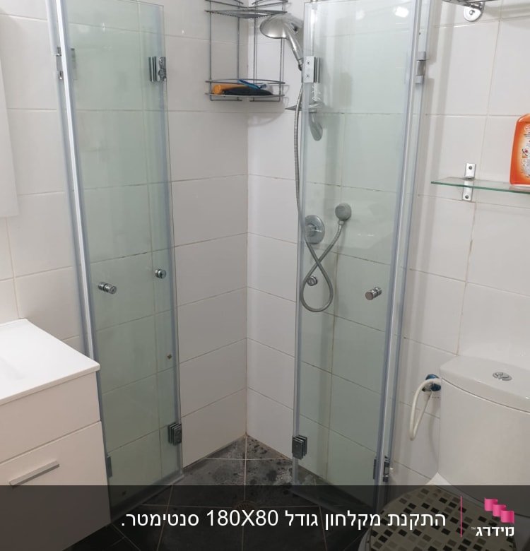 מקלחון זכוכית עם ראש מקלחת ומדף מתכת